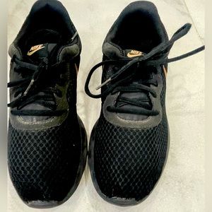 Black Nikes, rose good swoosh size 9